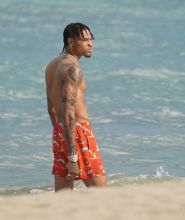Kyle Oubre Jr. and girlfriend Makena Martine enjoy a Miami beach day