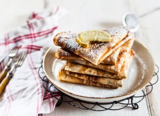 Crepes with icing sugar and lemon