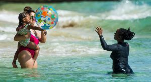 Kawhi Leonard, Kishele Shipley and their daughter vacation in Barbados