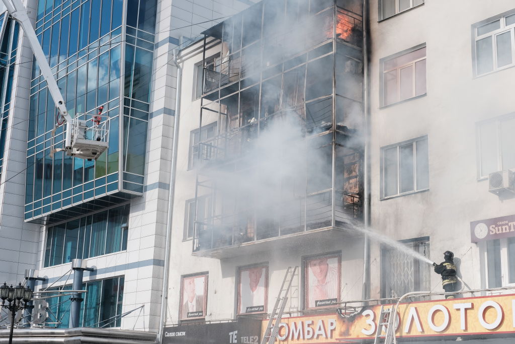 Fire hits apartment building in Yekaterinburg, Russia