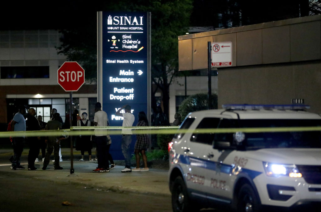 2 shot outside Chicago hospital while waiting for news of wounded relative