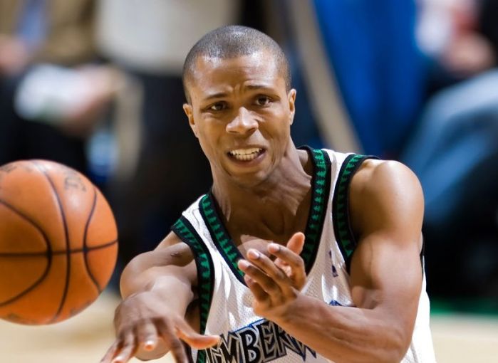 DAVID BREWSTER ‚Ä¢ dbrewster@startribune.com Tuesday_11/6/07_Minneapolis WOLVES vs. ORLANDO MAGIC Sebastian Telfair passes the ball to a teammate.