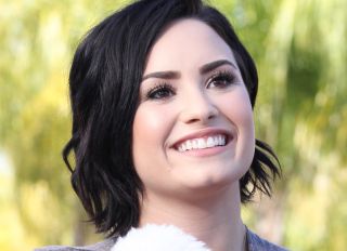 Demi Lovato Reportedly Went On Date With ‘Bachelorette’ Contestant & These Pics Prove He’s Worth All The Dates