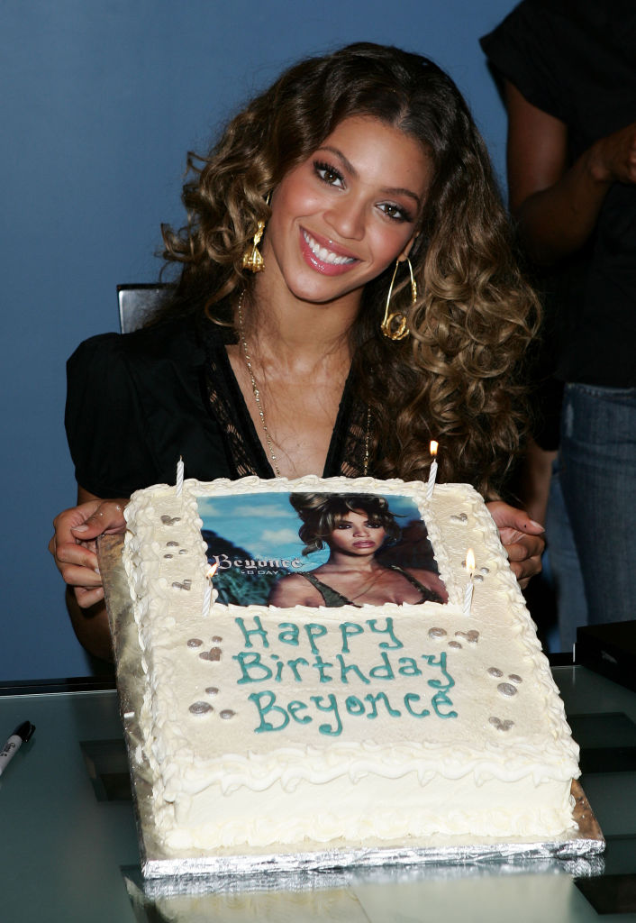 Beyonce Signs Her New Album For Fans at J&R Express