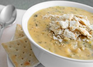 Broccoli cheddar cheese soup with crackers