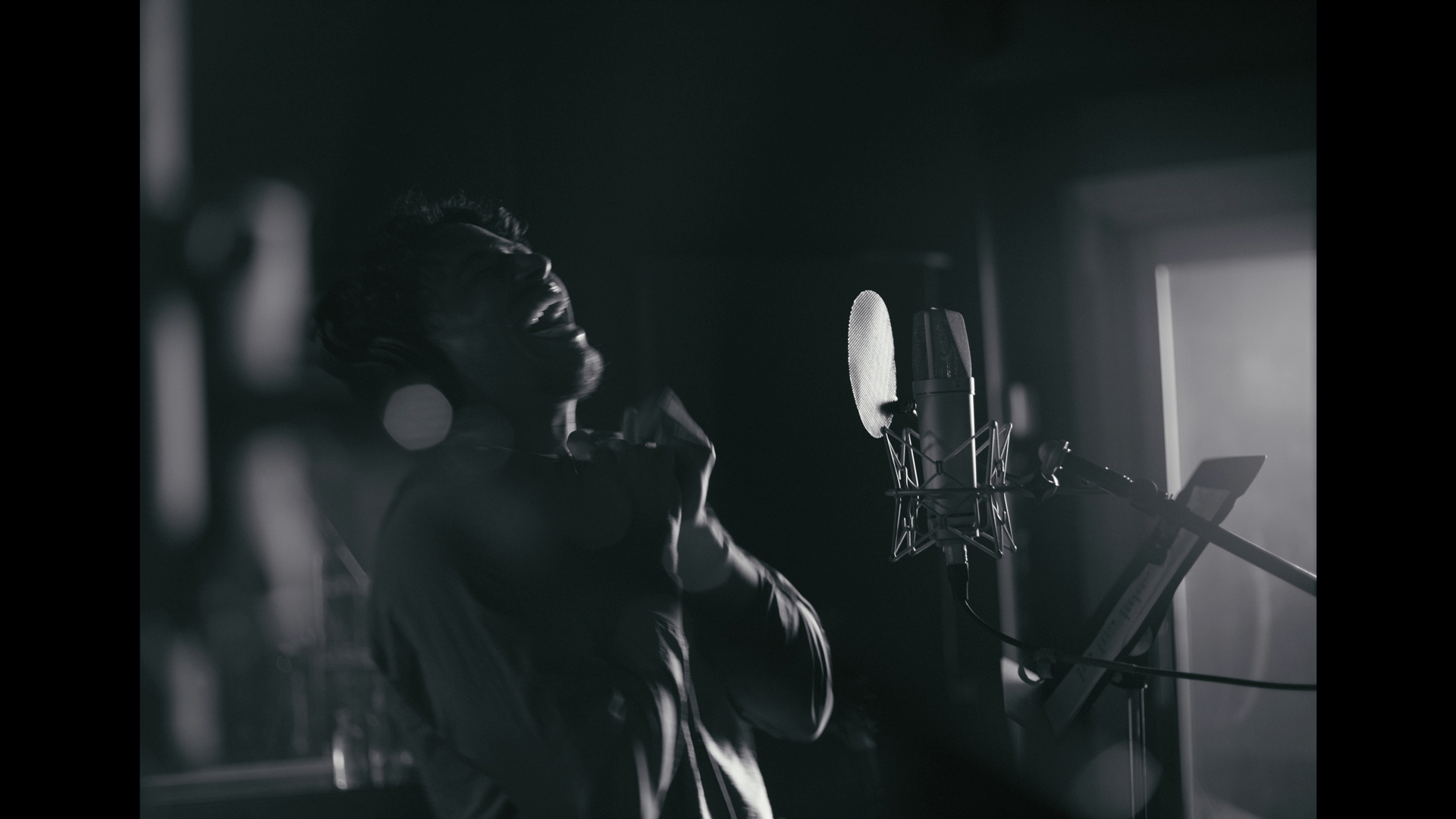 Ari Lennox Collabs With Anthony Ramos And Crown Royal To Benefit Bars