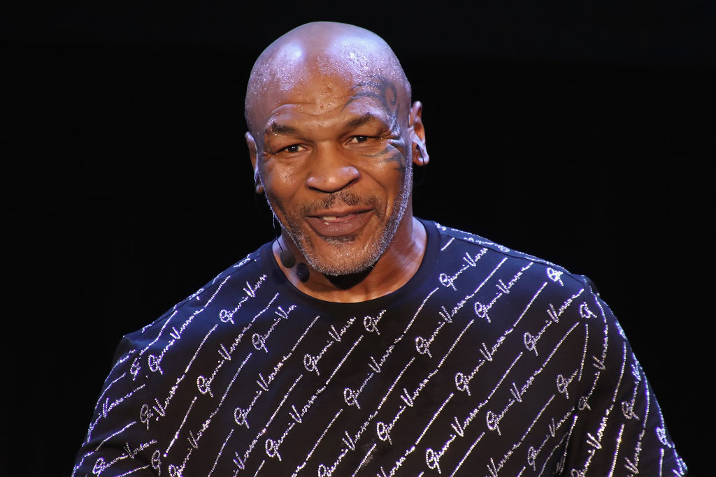Mike Tyson Tek Kişilik Gösterisini Gerçekleştiriyor 