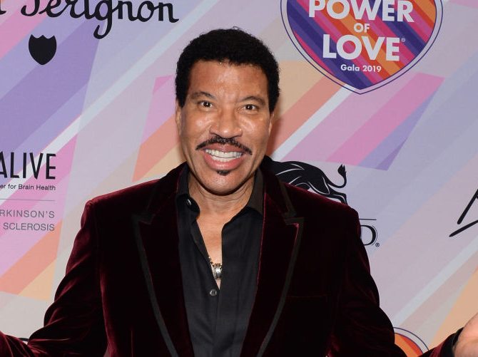 Cat Daddies: Lionel Richie Smashing A Woman 39 Years Younger Than Him To Smithereens Stirs Twitter
