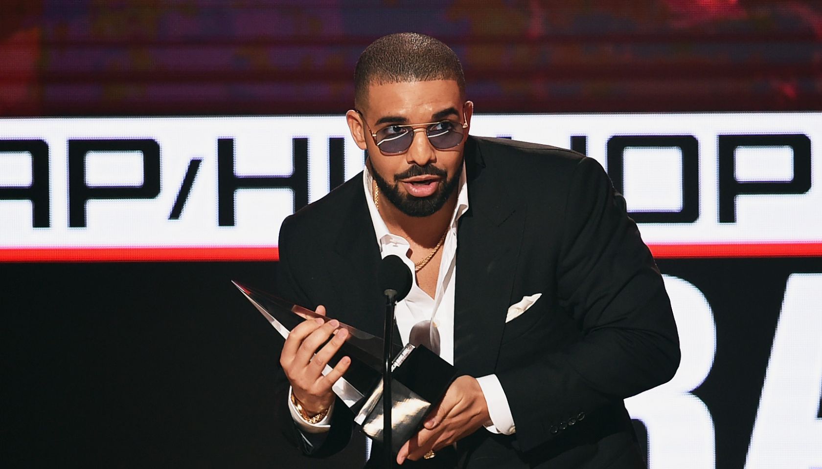 Drake at the 2016 American Music Awards