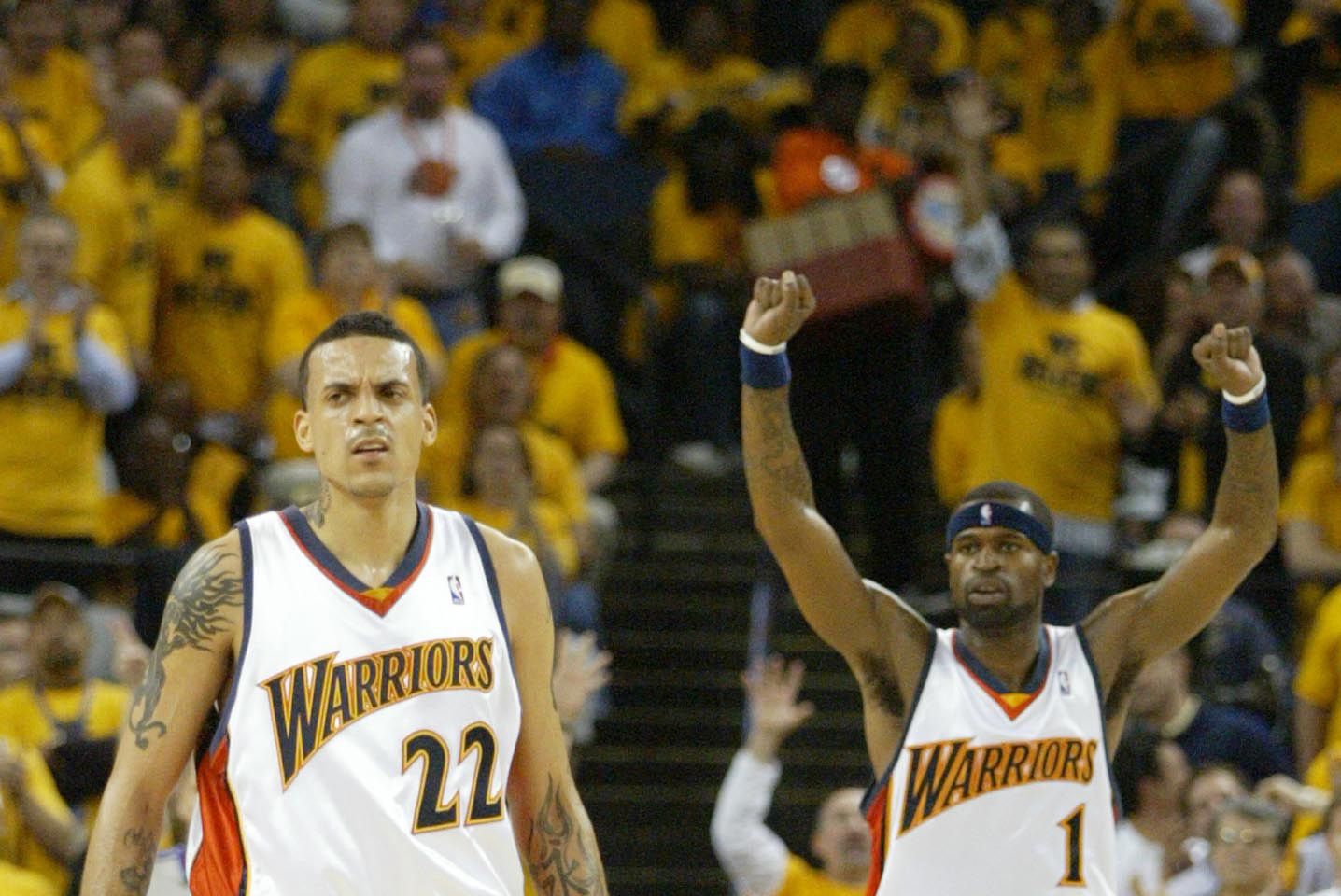 Matt Barnes and Stephen Jackson react to a second half score in game six of the NBA Playoffs at the Oracle in Oakland, California on Thursday, May 3, 2007.(Anda Chu/The Oakland Tribune)