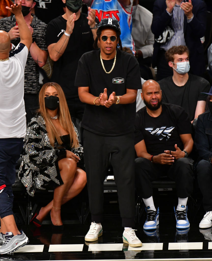 Jay Z & Beyoncé Snuggle Up Courtside At Brooklyn Nets Game