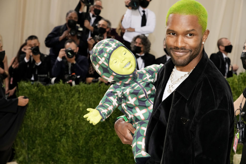 Puppeteer Papa Preciousness: Proud Pappy Frank Ocean Stuns On The Met Gala Carpet With Alien-Robot Son Named ‘Cody’