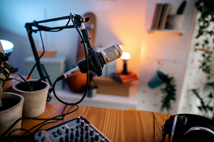 Microphone to record podcast in studio