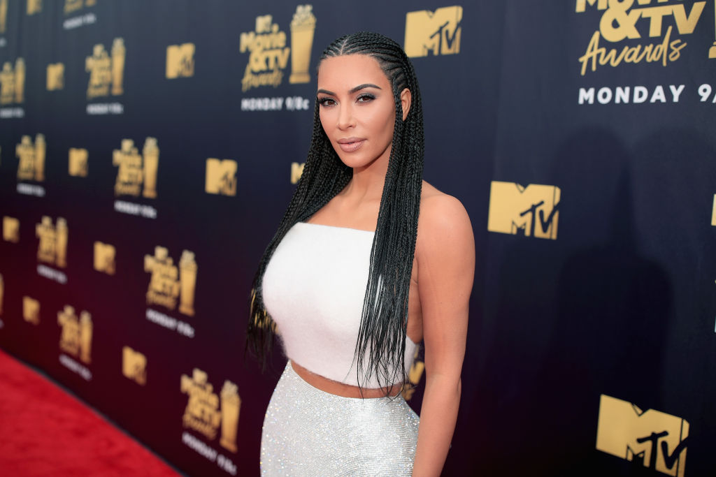 Kim Kardashian Had a People's Choice Awards Red Carpet Faux Pas