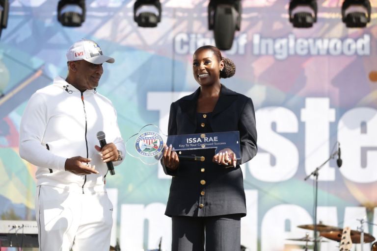 Issa Rae First To Receive A Key To Inglewood In The Citys 114 Year History