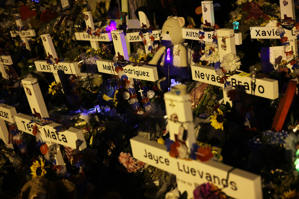 Uvalde Aileleri Okulda Toplu Silahlı Saldırıda Ölen Sevdiklerinin Yasını Tuttu