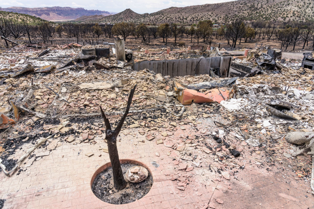 Moab yakınlarındaki Pack Creek Wildfire tarafından tahrip edilen bir konutun yanmış kalıntıları