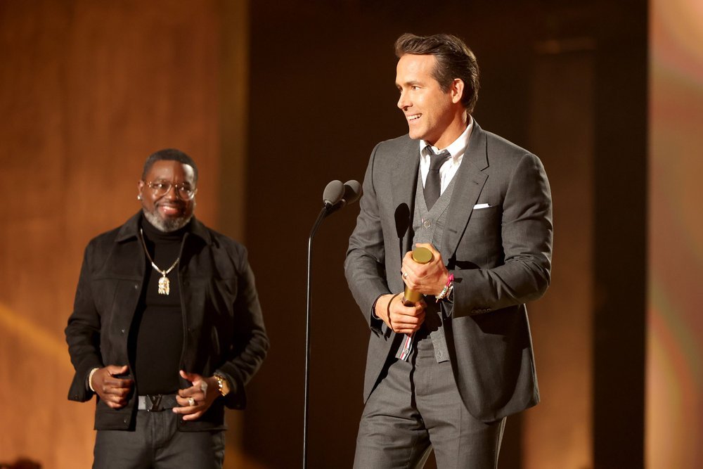 Rel Howery presents Ryan Reynolds with an award at the 2022 People's Choice Awards