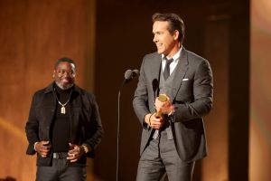 Rel Howery presents Ryan Reynolds with an award at the 2022 People's Choice Awards