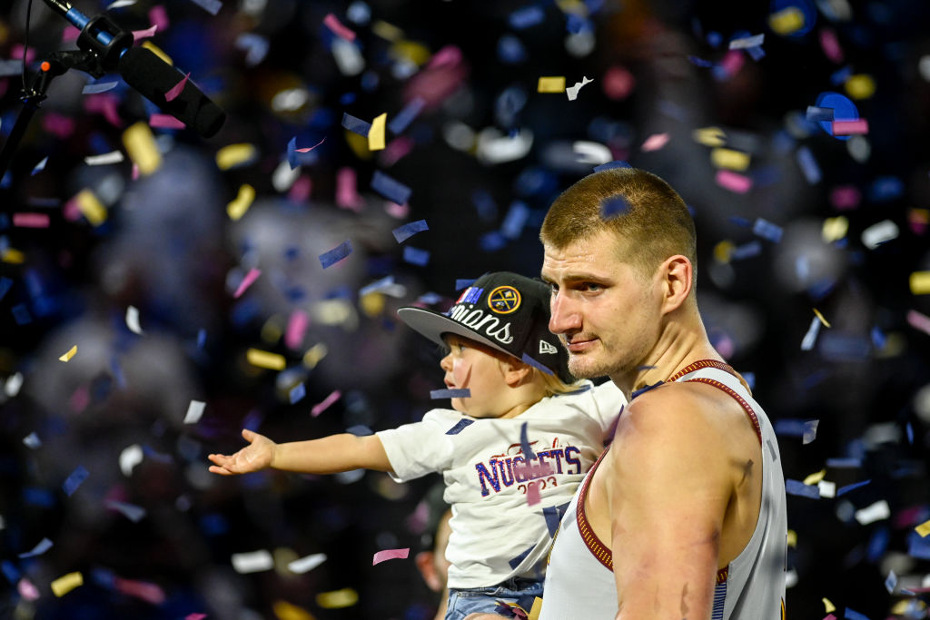 Nikola Jokić verrät, dass er einfach nur „nach Hause will“, als er nach der Feier der ersten NBA-Meisterschaft der Denver Nuggets gefragt wird