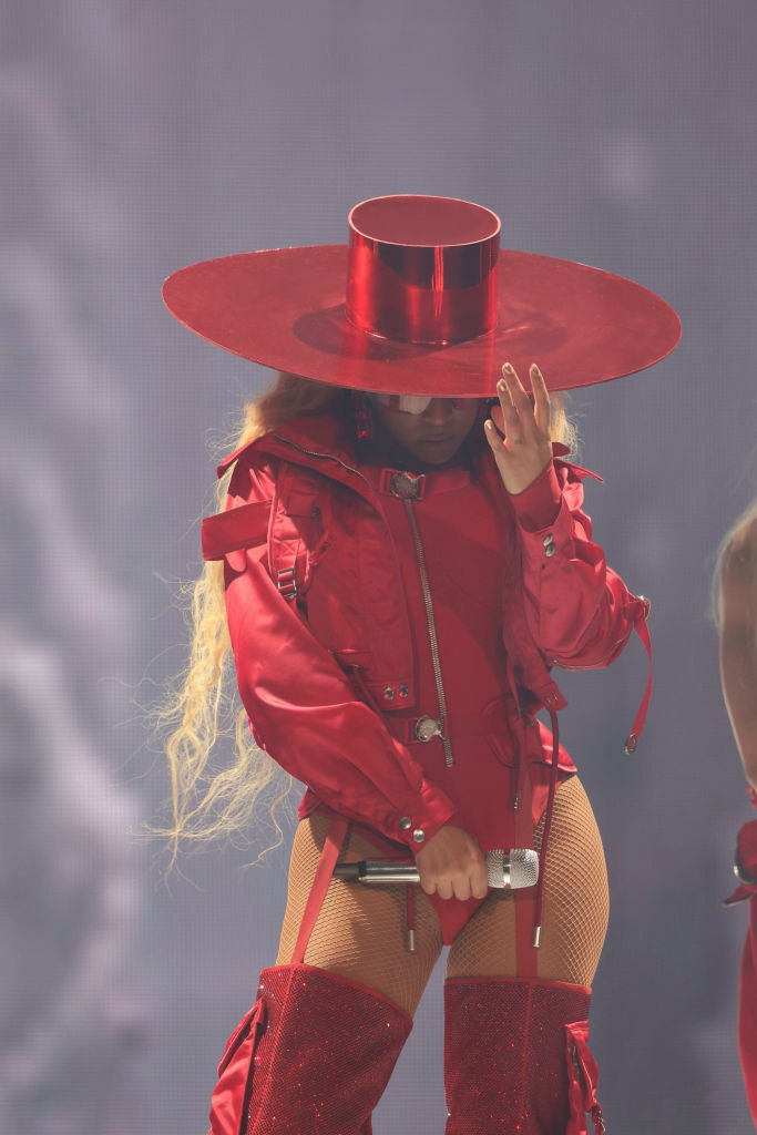 Erykah Badu Accuses Beyoncé Of Stealing Her Signature Hat Look
