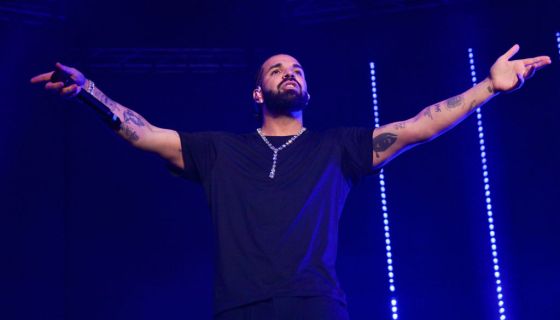 Drake Yells At Man For Fighting With A Woman Over A Towel He
Threw Into The Audience