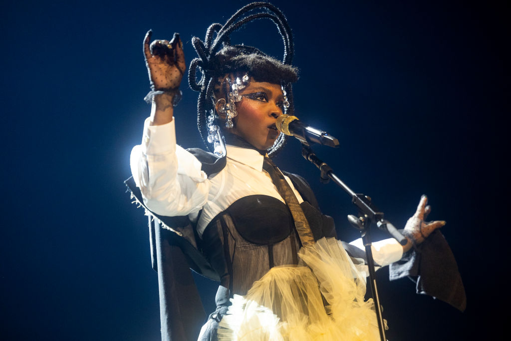Miseducation: Lauryn Hill Snarkily Shades Critics Of Her Constant Tardiness– ‘Y’all Lucky I Make It On This Blood Ras Stage’