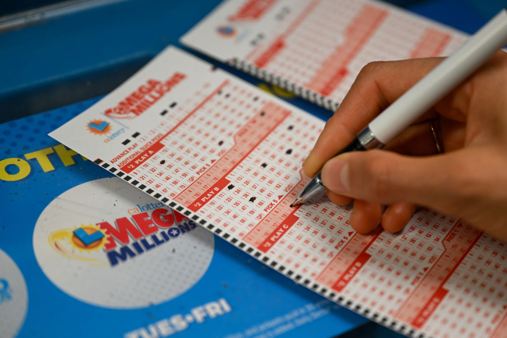 Chatty Consequences: Maine’s .3B Lottery Winner Sues Baby Mama For Telling His Parents He Won