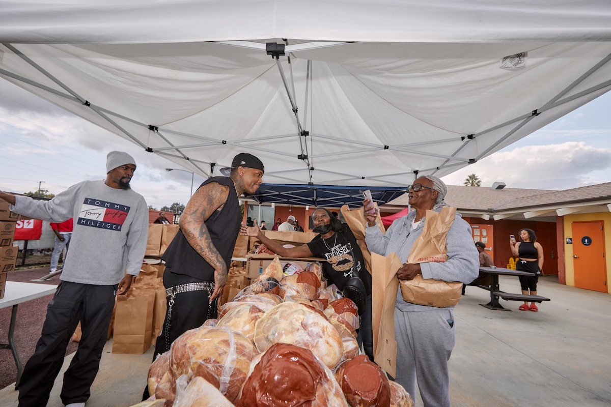 YG 4Hunnid Ways Foundation Thanksgiving turkeys and giveaways