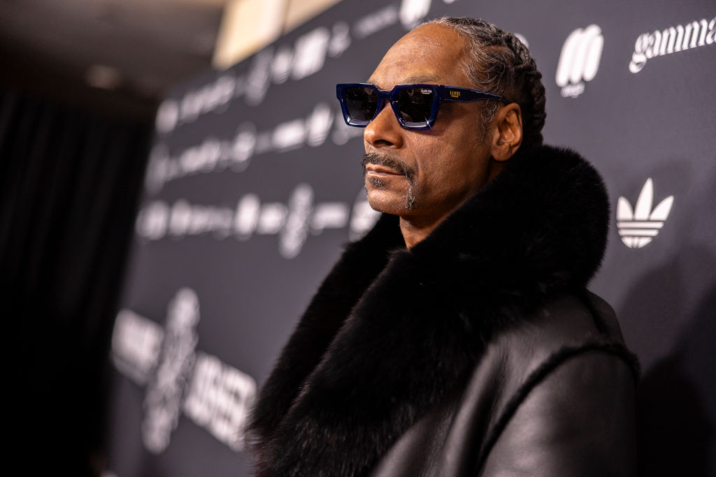 <div>Rest In Peace: Snoop Dogg Pays Tribute To Late Younger Brother & Music Executive Bing Worthington Jr.</div>