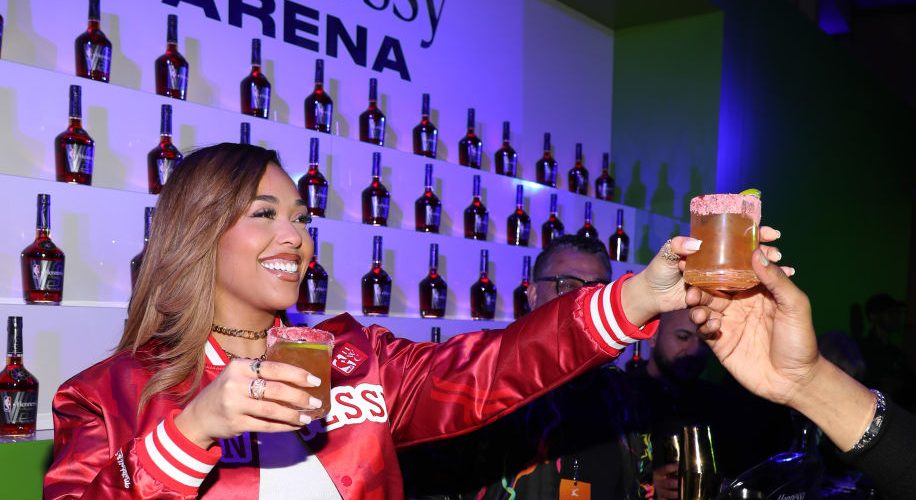<div>Jordyn Woods Guest Bartends For Jadakiss, Allen Iverson, Karl-Anthony Towns & More At Hennessy Arena For NBA All-Star Weekend</div>