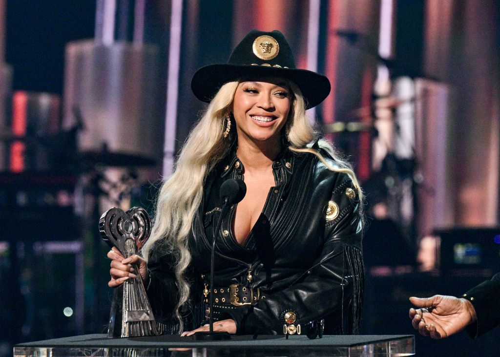 Beyoncé Brings SirDavis To California Horse Races