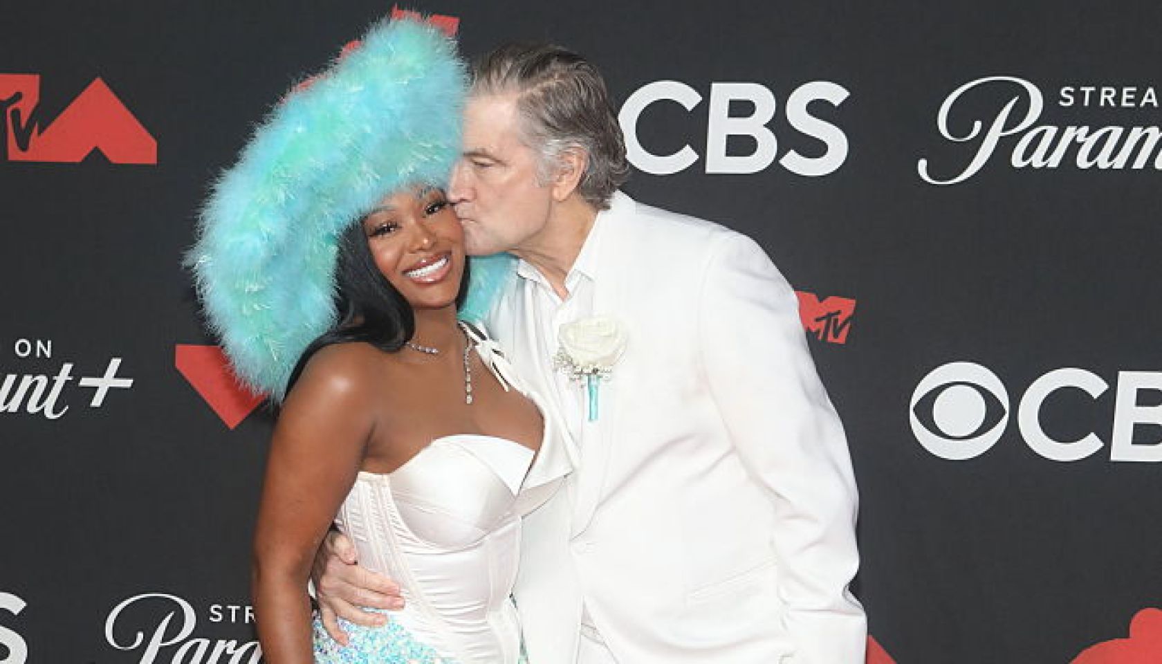 Summer Walker Reveals Elderly Entanglement At MTV VMAs Summer Walker Reveals Elderly Entanglement At MTV VMAs