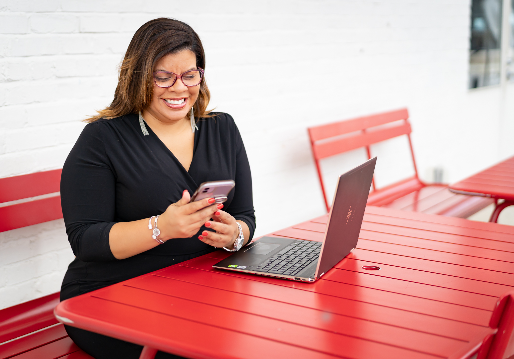 Swipes, Screenshots, & Success: AI InnoVision CEO Alicia Little Details How She Went From Digital Marketing Maven To ‘The Queen Of AI’