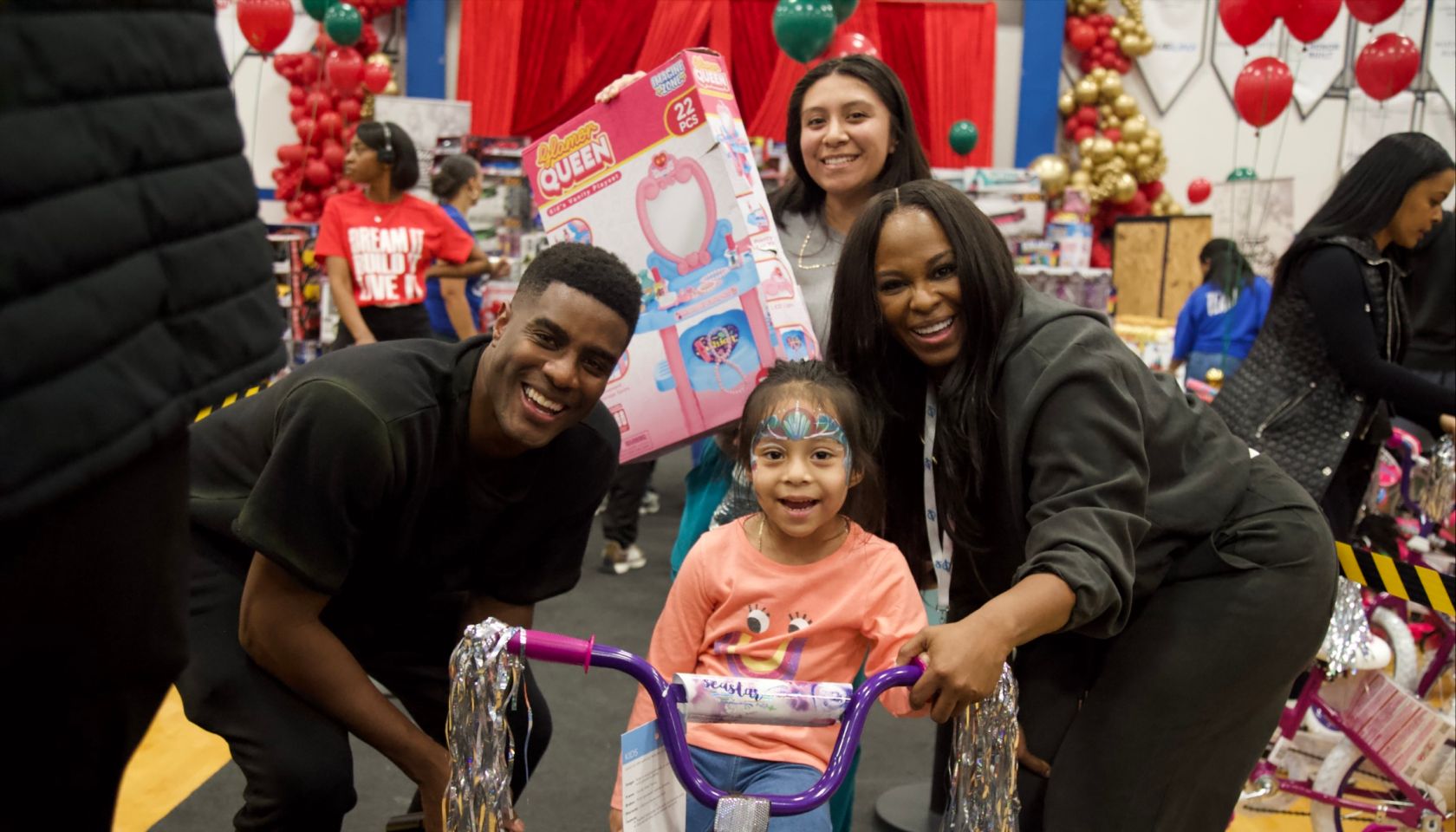 Nehemiah Davis’ ‘Gifts From Heaven’ Serves 2,000 ATL Families Nehemiah Davis’ ‘Gifts From Heaven’ Serves 2,000 ATL Families