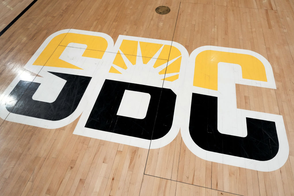 Referee Knocked Out During Women’s NCAA Basketball Brawl Referee Knocked Out During Women’s NCAA Basketball Brawl