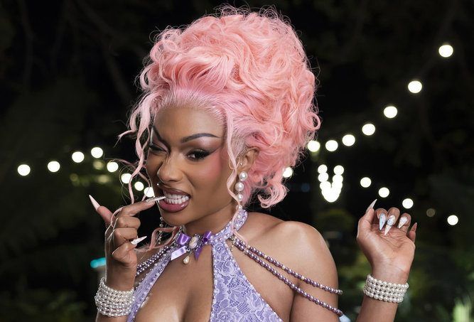 Megan Thee Stallion Visits The ‘Love Island USA’ Villa Megan Thee Stallion Visits The ‘Love Island USA’ Villa
