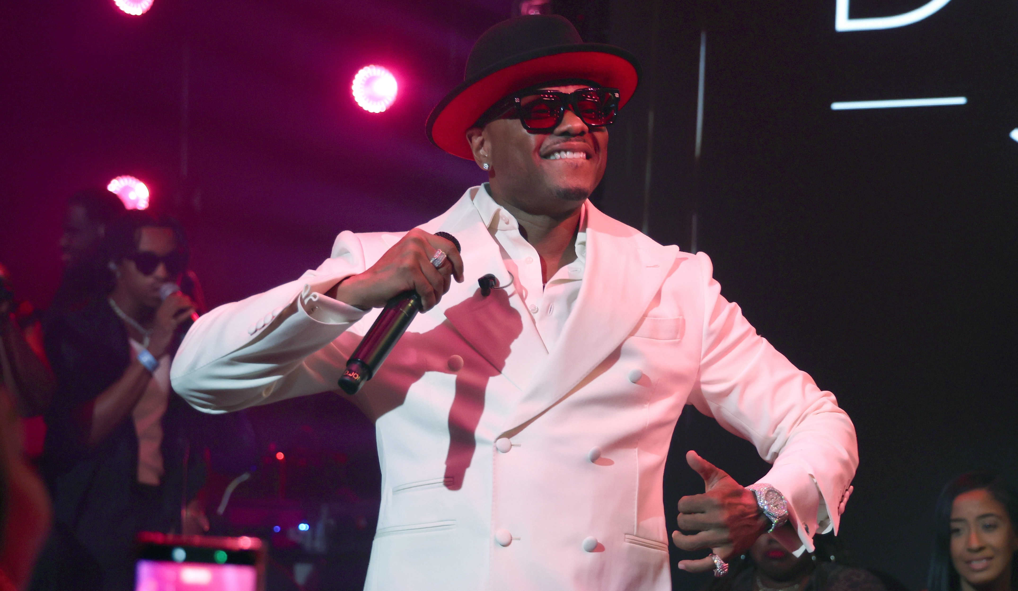 Apple Music and Complex present VERZUZ Live Match-Up: “R&B Nights” featuring Donell Jones vs. Joe